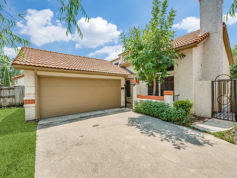607 Mission Cir — Photo 1