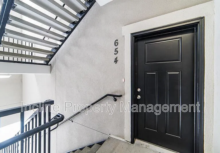 654 N Emery Ln — Photo 2