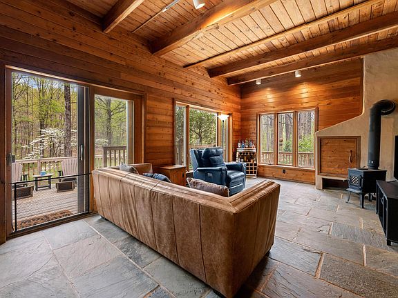 4th image of 902 Harris Hollow Rd