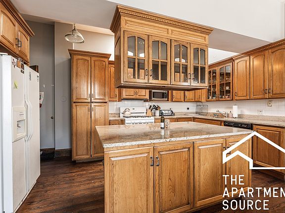 2nd image of 648 N Damen Ave #2F
