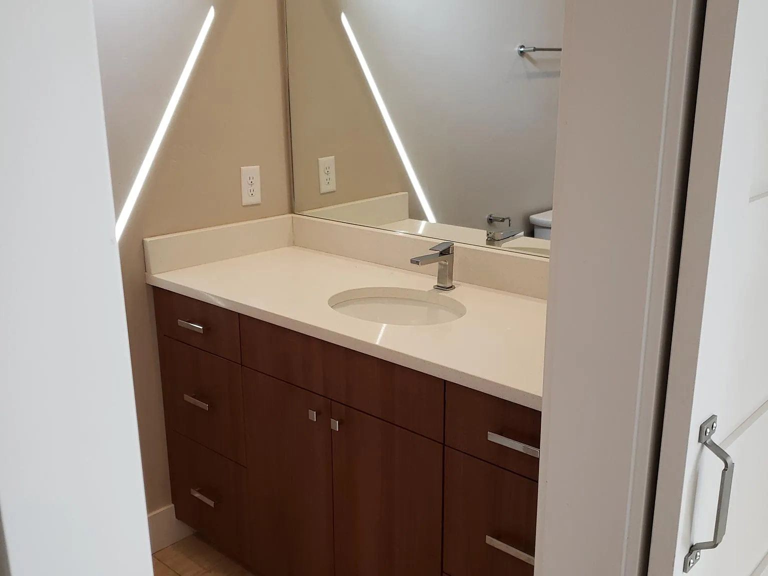 2 bed, 1096 sqft, $2,300 — Photo 3