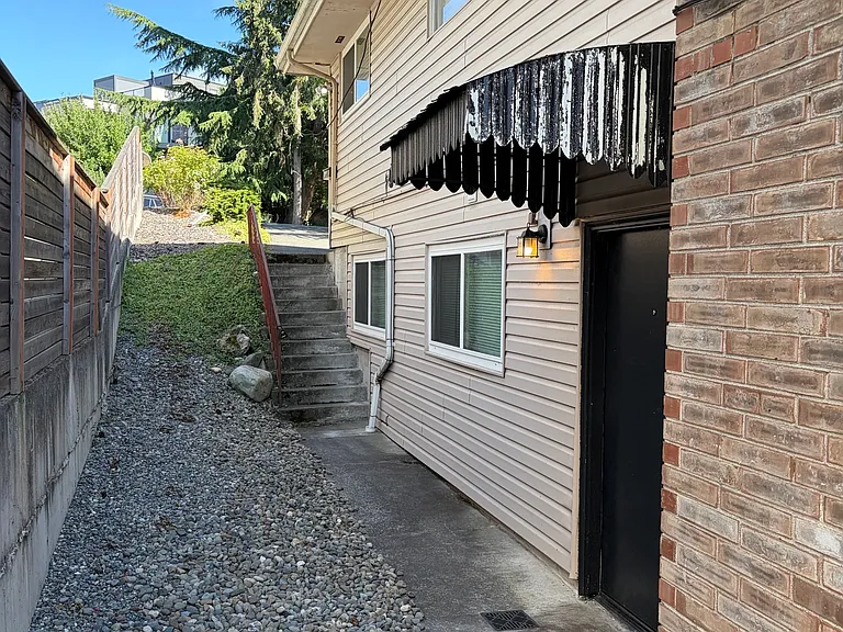 5017 Sand Point Pl NE — Photo 4