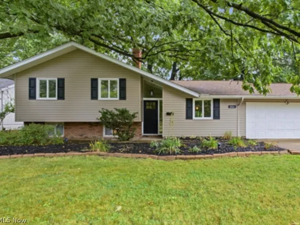 321 Royal Oak Blvd, Richmond Heights, OH 44143