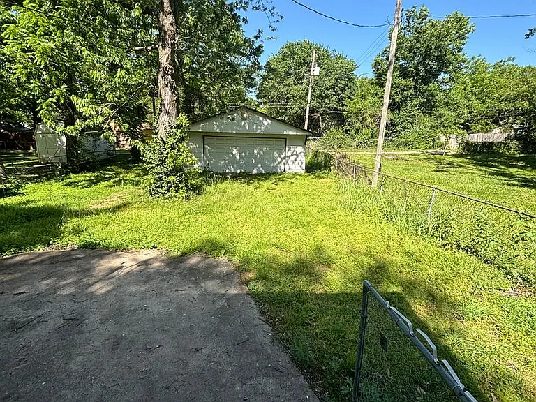 2027 N Weller Ave — Photo 20