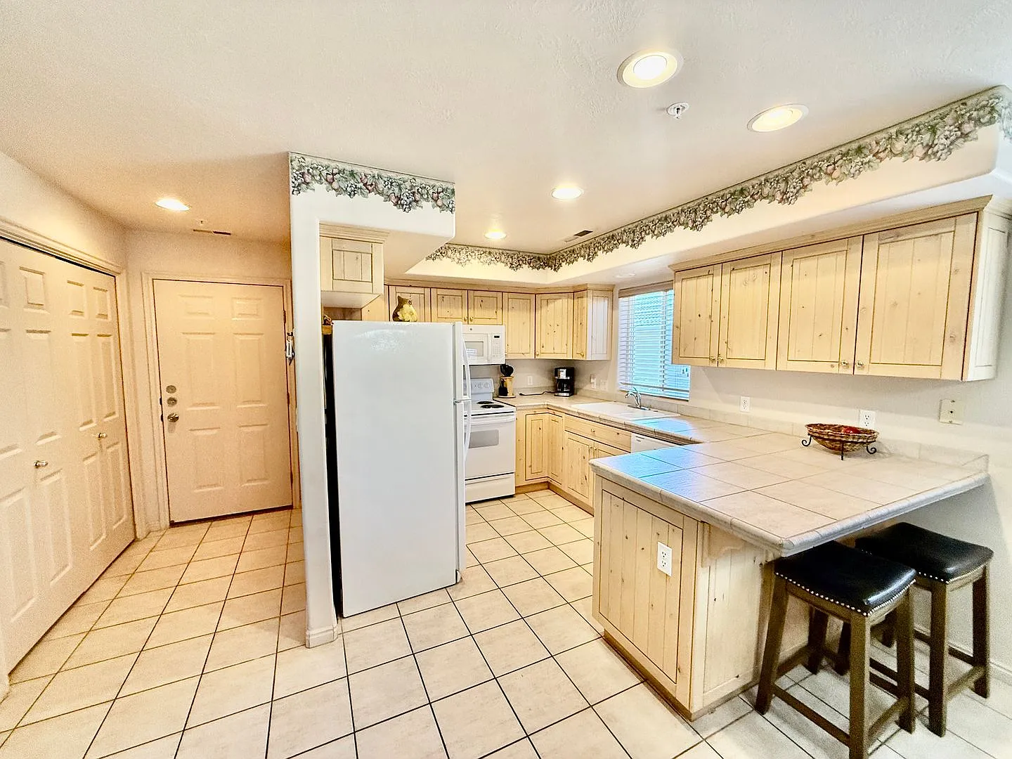 1-BR Available for Long Term Rental in Coveted Las Palmas Community — Photo 4
