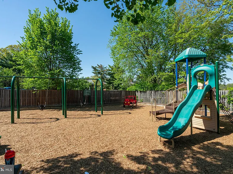 3007 S Buchanan St #B2 — Photo 20