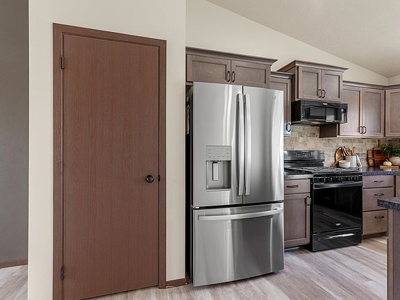 5th image of 521 N Calvin Ln