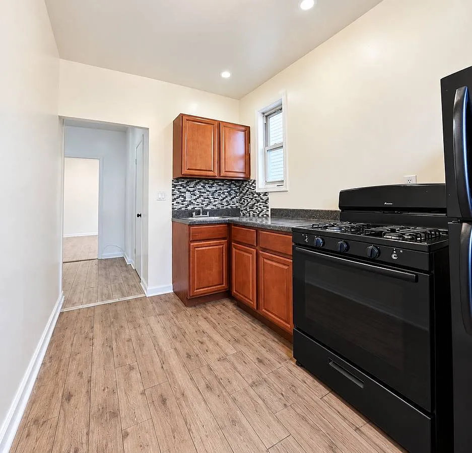 677 Dawson St — Photo 2
