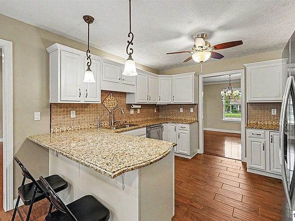 3rd image of 604 Hickory Ln