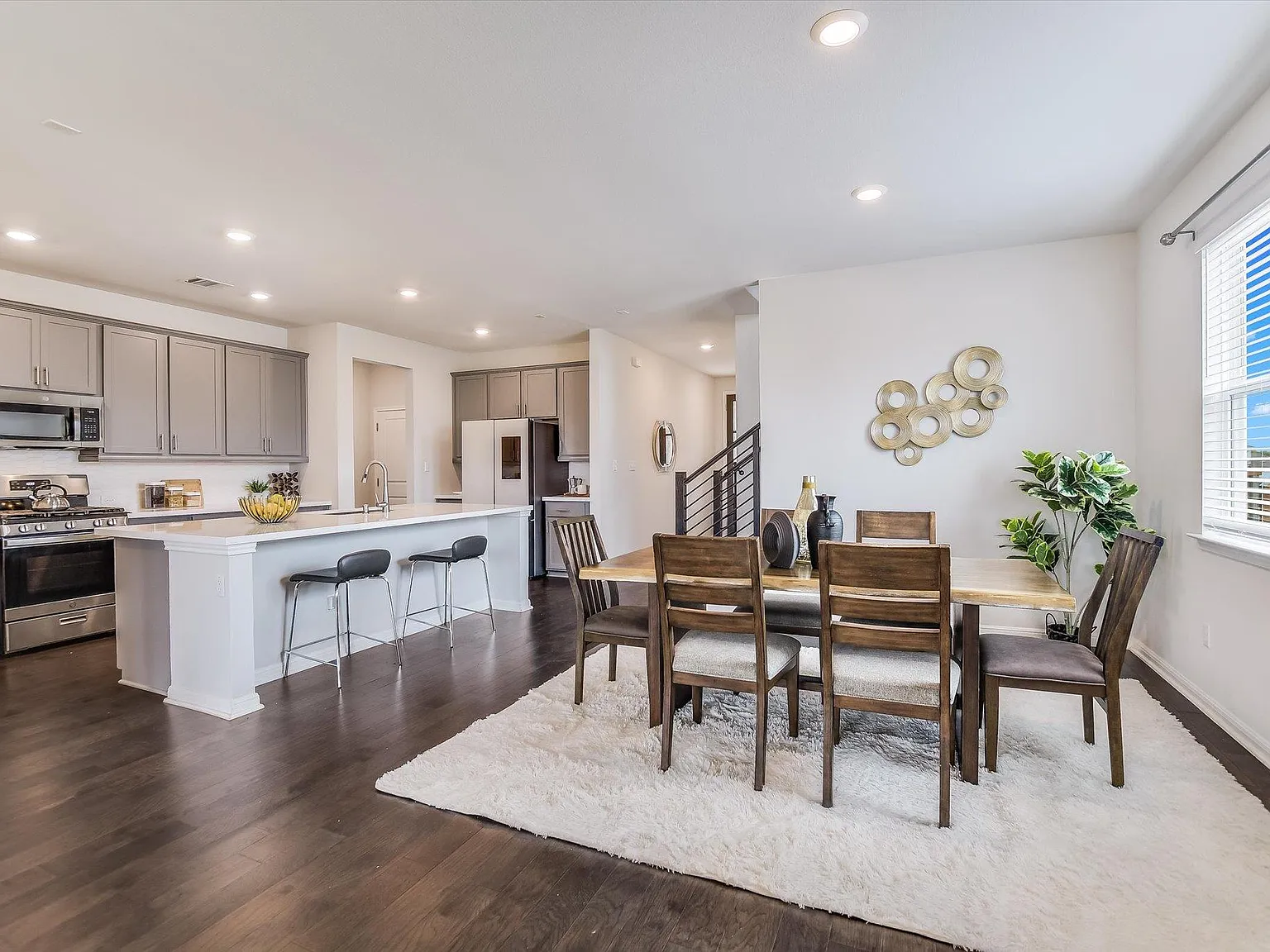 5 bed, 4.0 bath, 2858 sqft, $2,850 — Photo 2