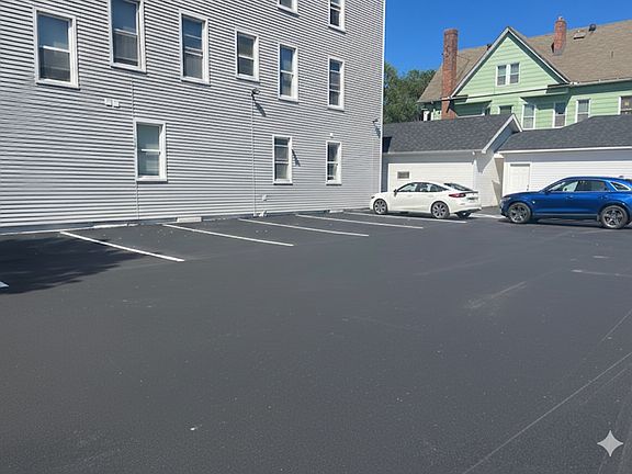 5th image of 923 Elm St