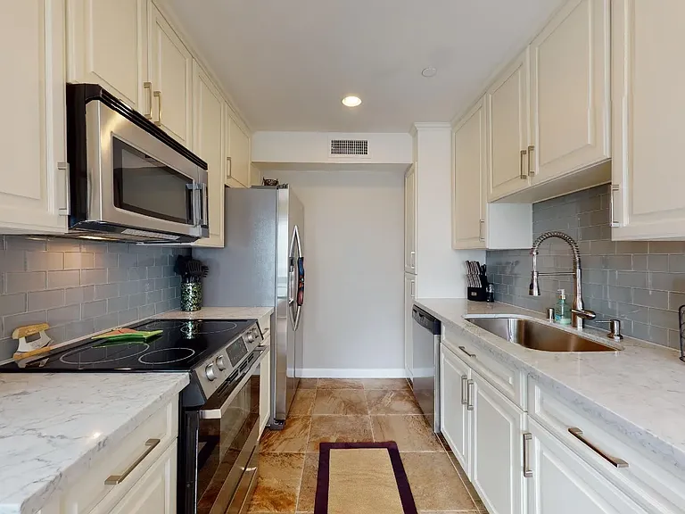 3290 6th Ave #2F — Photo 9