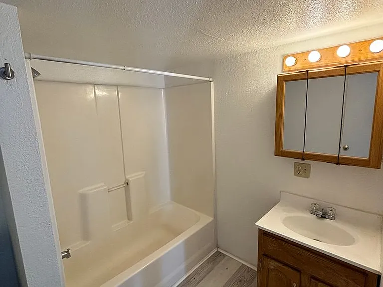 226 N Line St — Photo 17