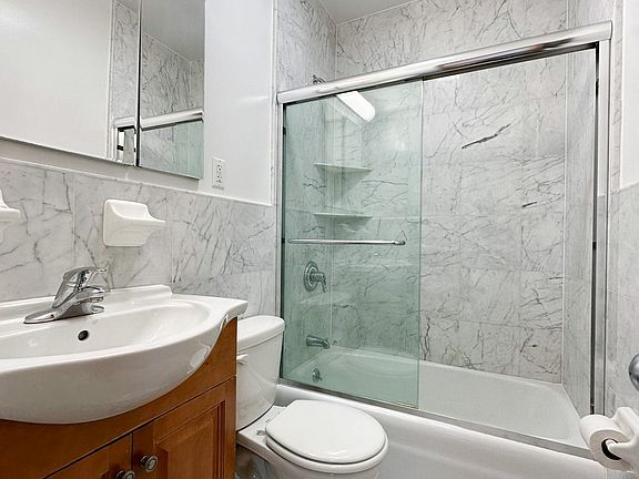 5th image of 165 E 83rd St APT 5H