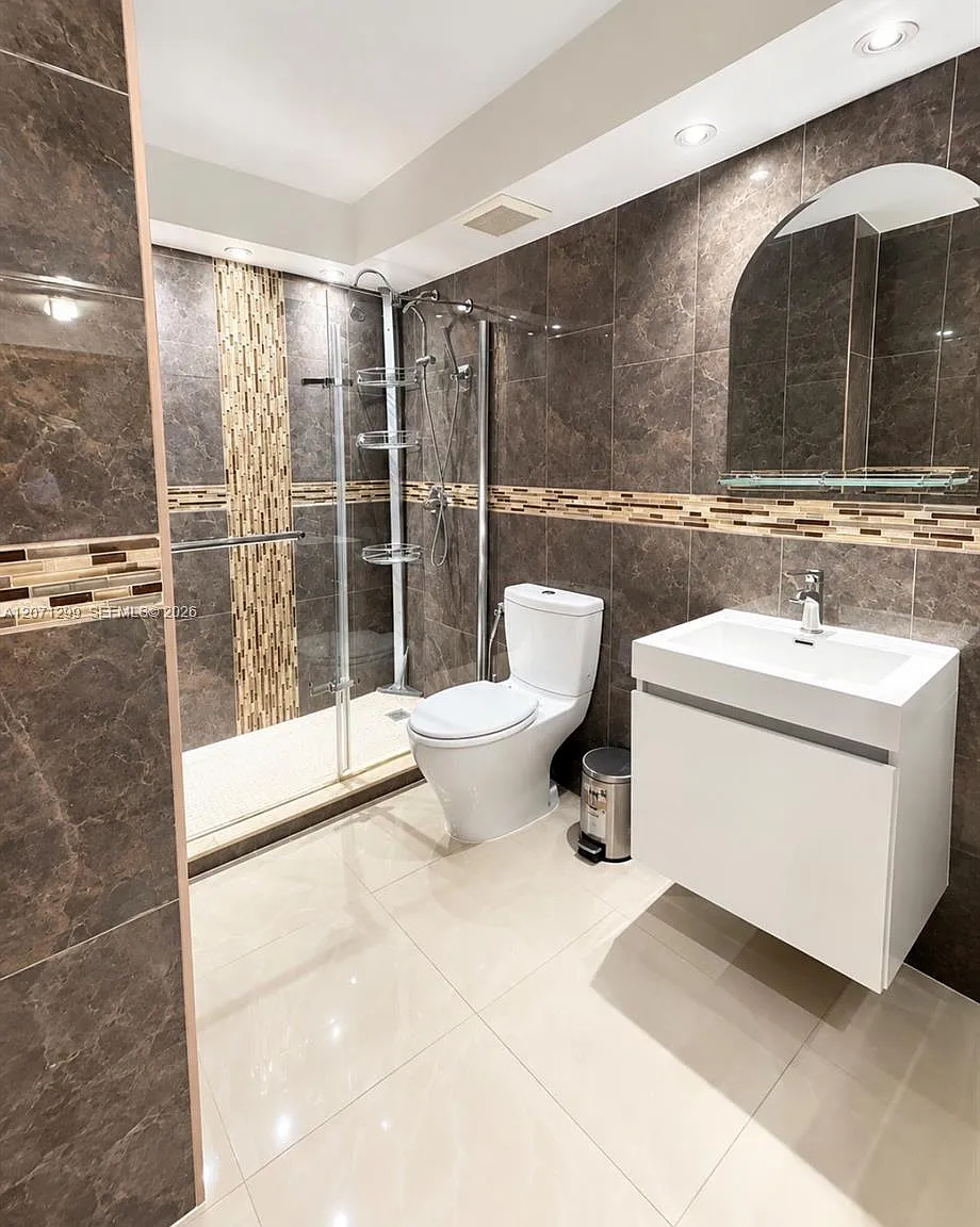 Expo I Condo — Photo 1