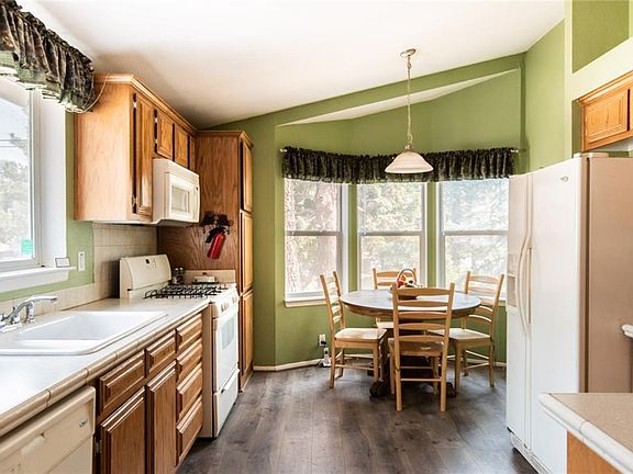 5th image of 580 Leonard Ln
