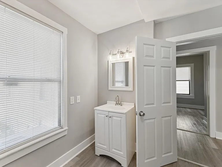 1020 W 37th St — Photo 15