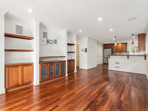 3rd image of 1022A Taylor Ave N