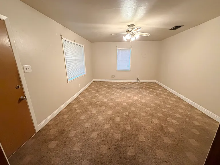 222 Lockhart St — Photo 6