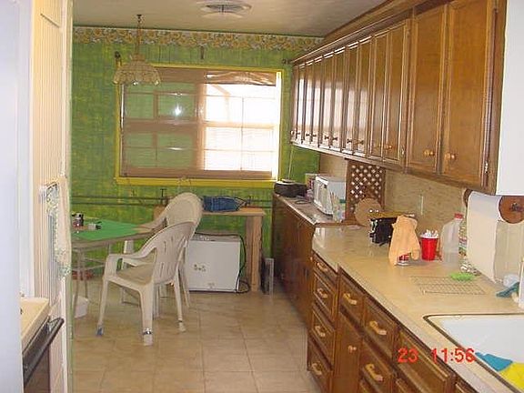 3rd image of 525 Willow Ln
