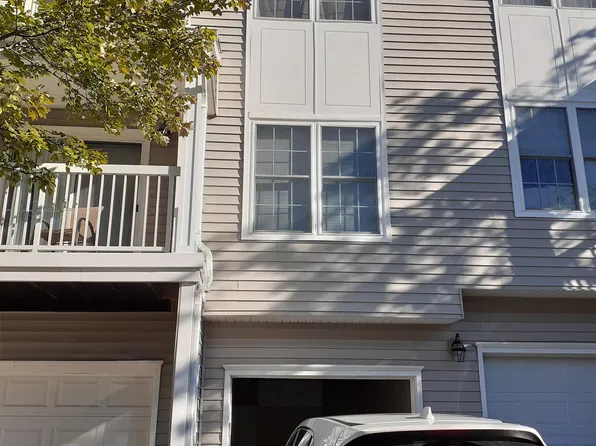 12816 Fair Briar Ln #1, Fairfax, VA 22033