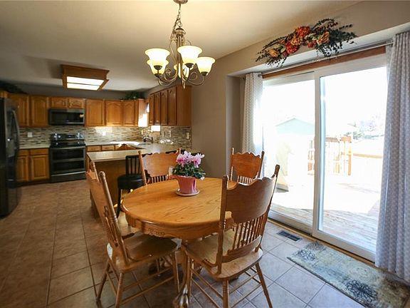 3rd image of 501 NW Cameo Ct