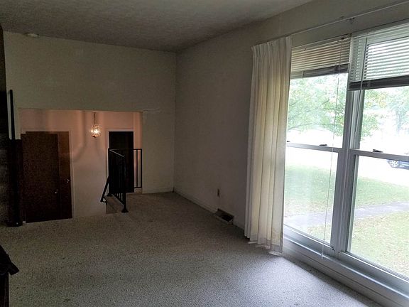 3rd image of 106 College Park Dr