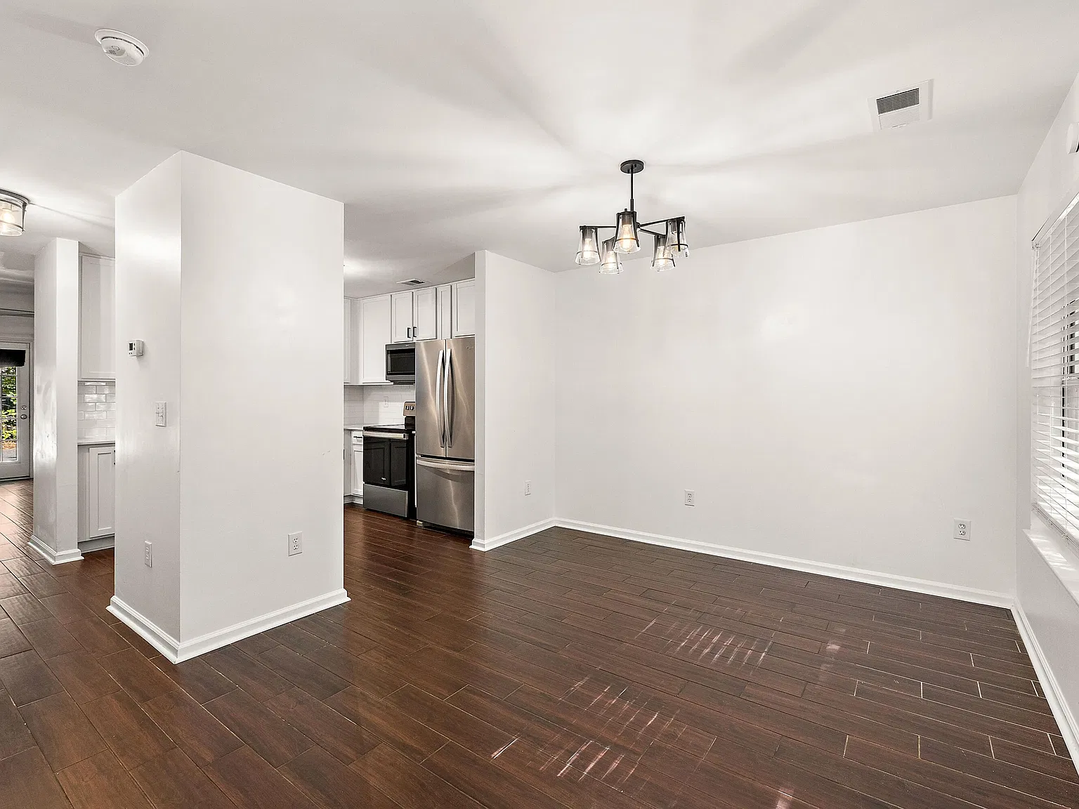 2 bed, 2.0 bath, 1332 sqft, $2,095 — Photo 2