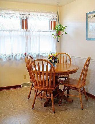 Family Meals a Breeze in this Dinette