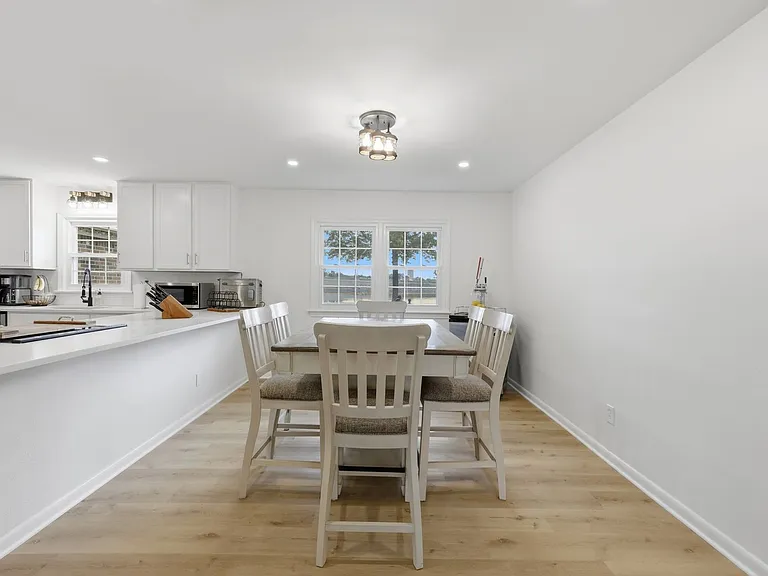 128 Convention Dr — Photo 17
