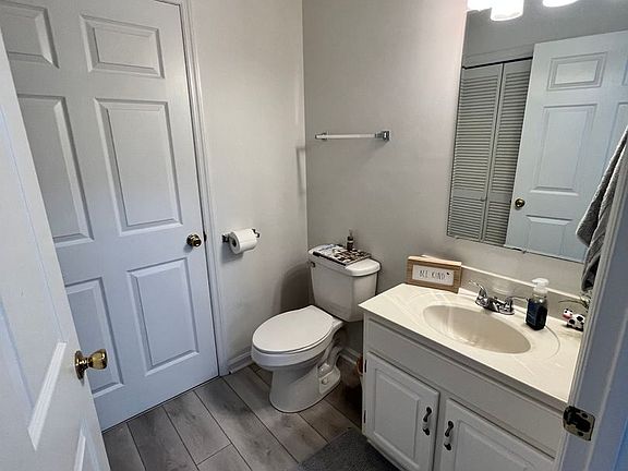 5th image of 2223 S Greenwood Dr