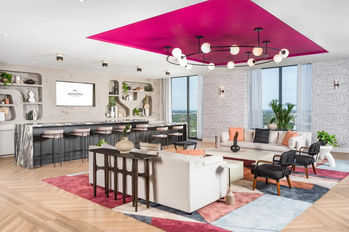 Unwind in our rooftop lounge and terrace with stunning views of downtown St. Petersburg and Tampa Bay.