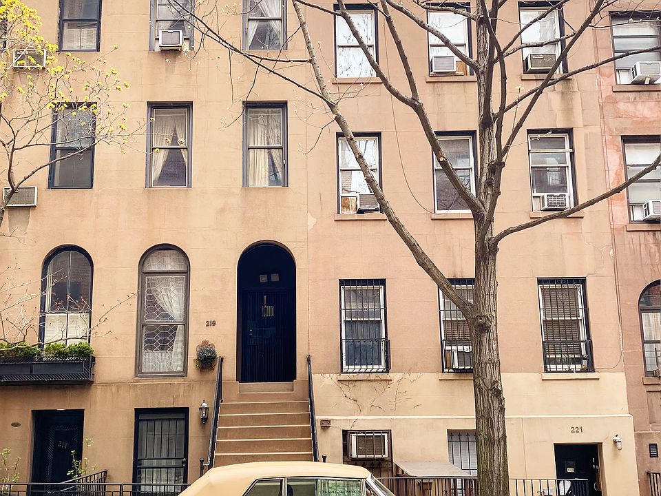 2nd image of 219 E 48th St