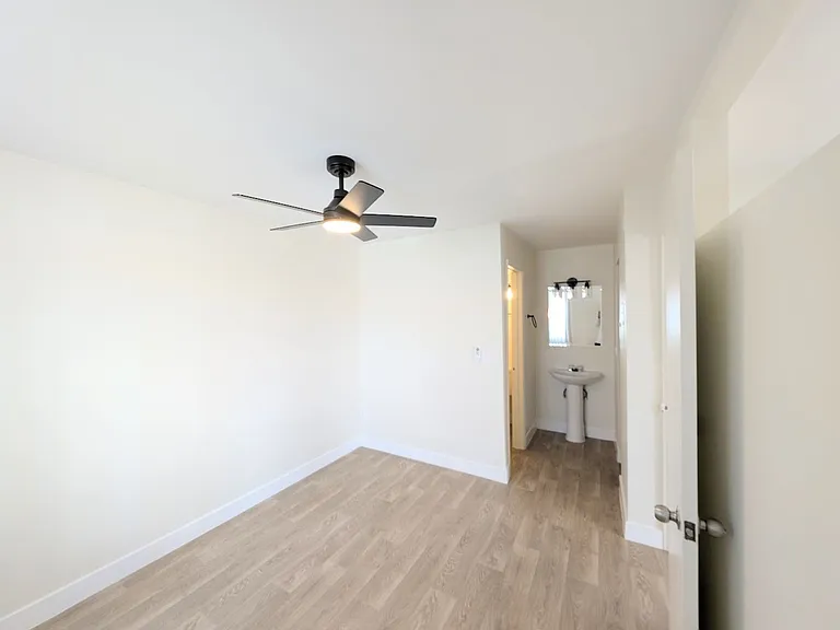 208 E Prince Rd — Photo 34