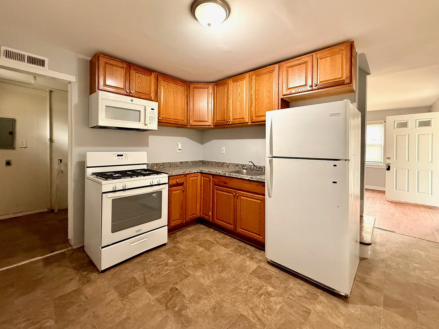 3 bed, 1536 sqft, $2,900 — Photo 3