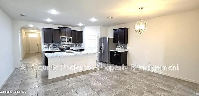 242 Guinevere Dr SW — Photo 2