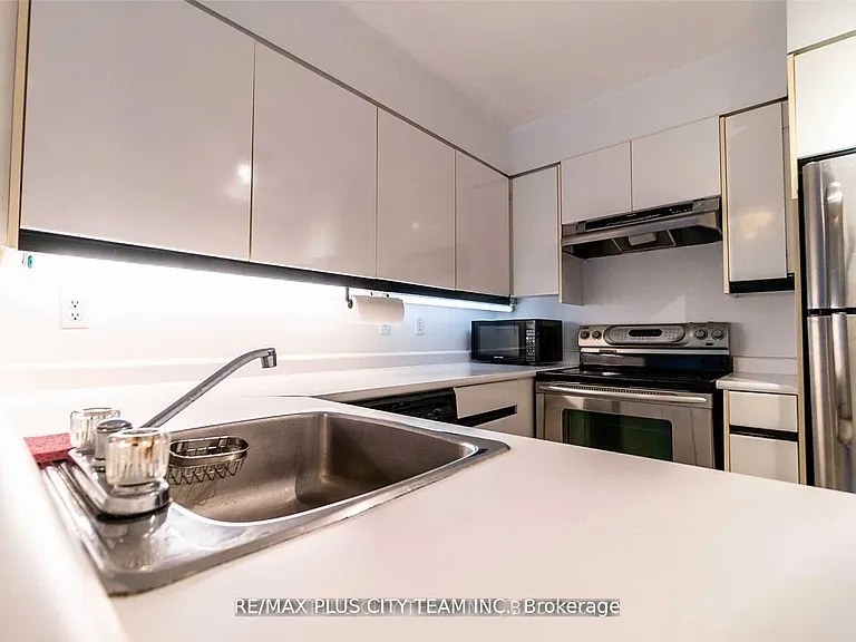 7 Carlton St #401 — Photo 17