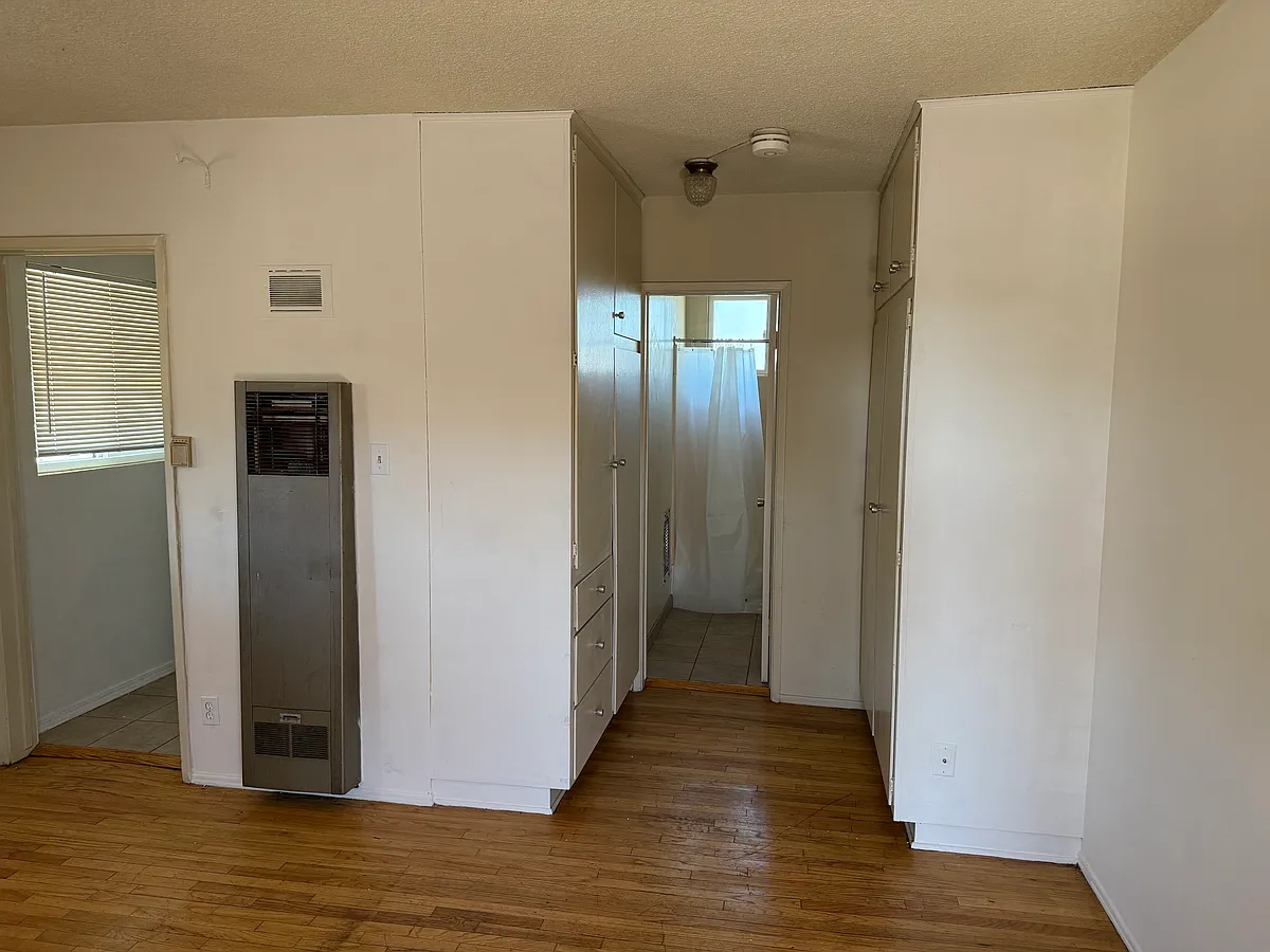 Building Photo - 5542 Kester Ave #12