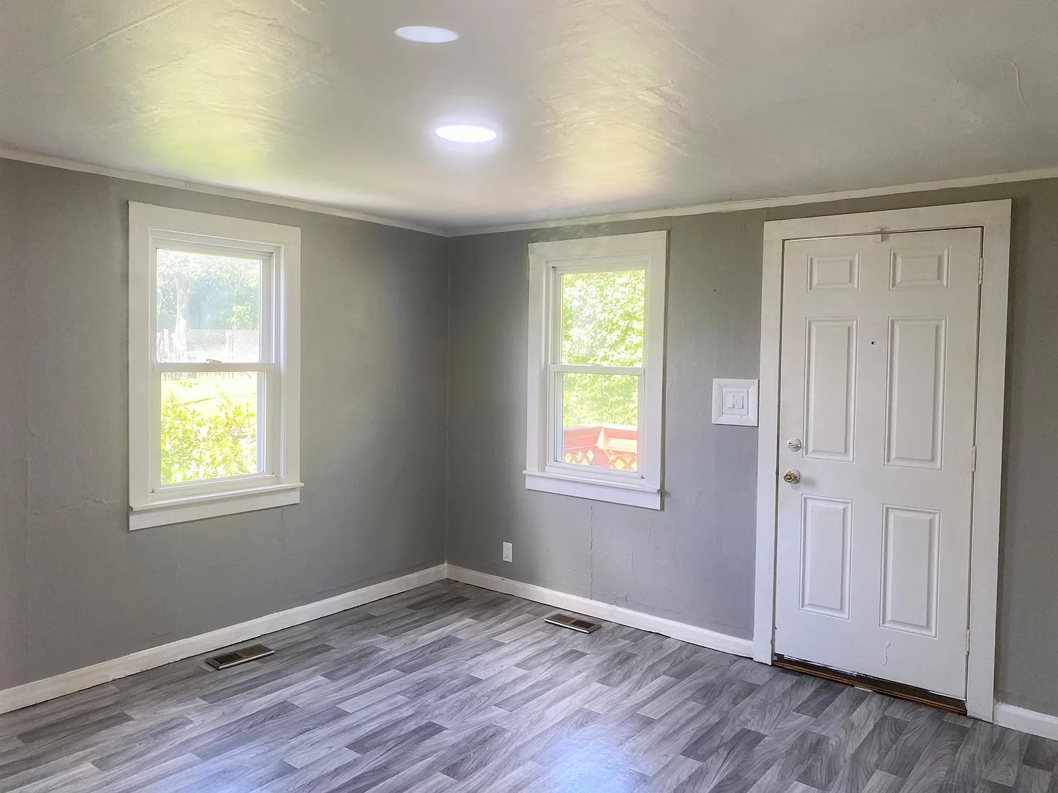 G3439 Larchmont Ave — Photo 1