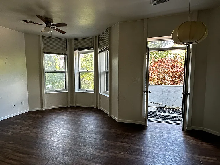 Acess to balcony from Living