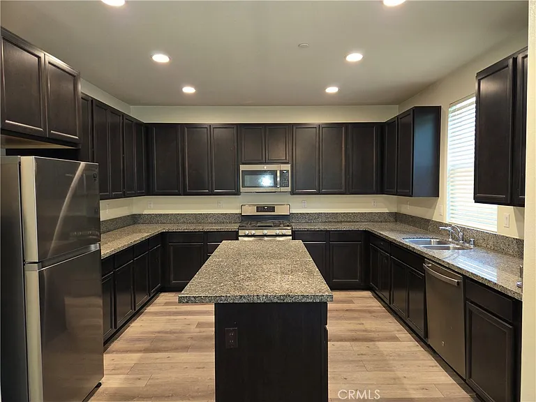 1165 Keystone Pl — Photo 2