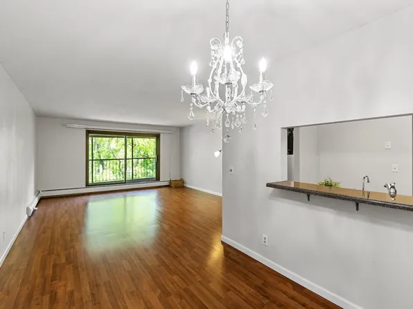 10441 Greenbrier Rd APT 315, Minnetonka, MN 55305