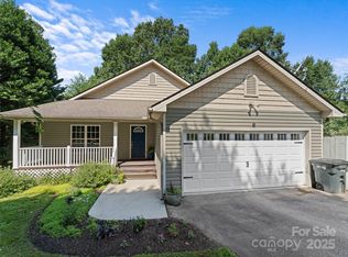 690 Mountain Rd, Hendersonville, NC 28791