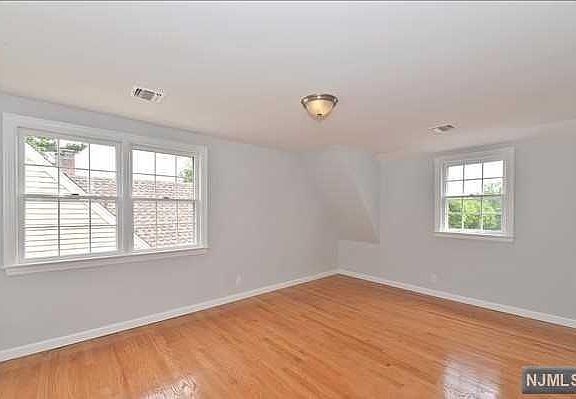 4th image of 33 Garden Ct N