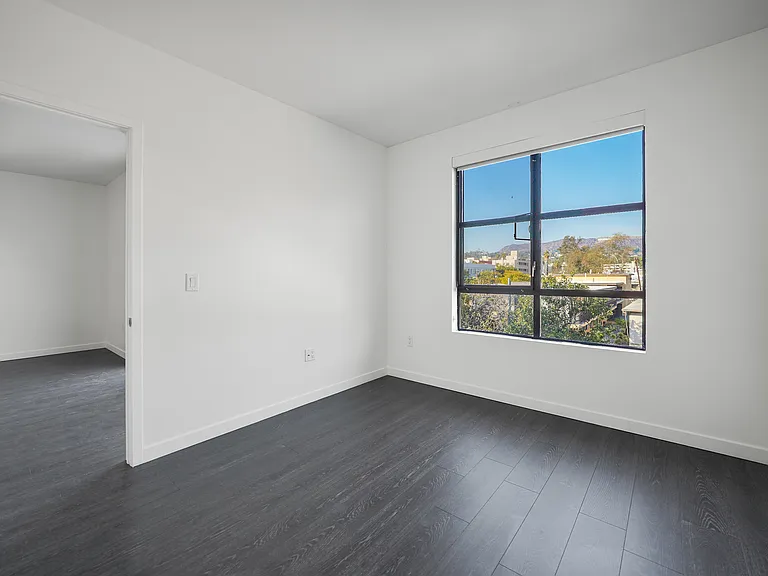 5800 Harold Way — Photo 30
