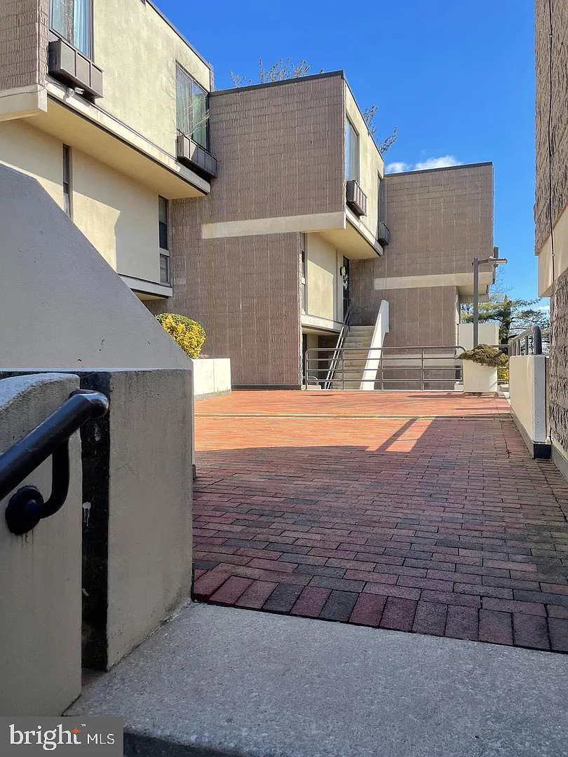 3 bed, 2.0 bath, 1279 sqft, $2,250 — Photo 3