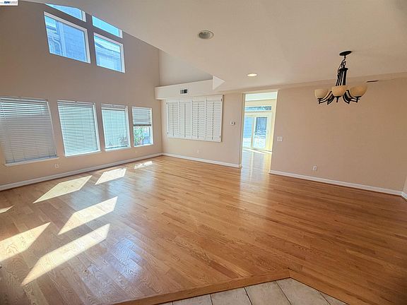 4th image of 436 Orchard View Ave