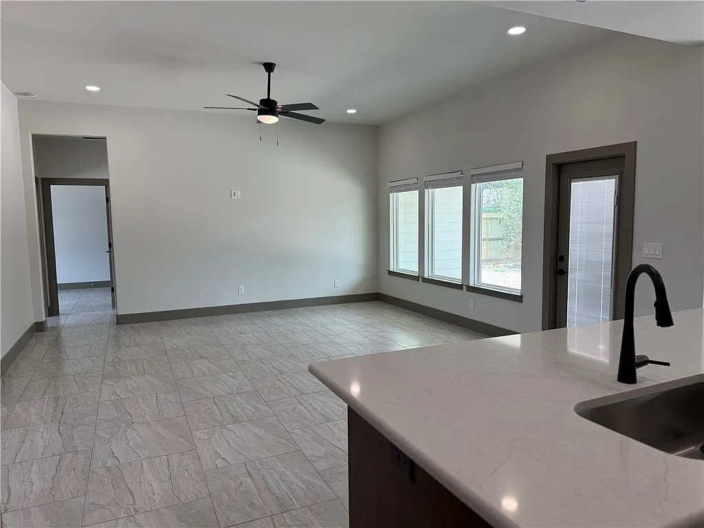 4 bed, 2.0 bath, 1712 sqft, $3,000 — Photo 3