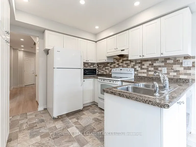 11 Upland Dr #UPPER — Photo 17