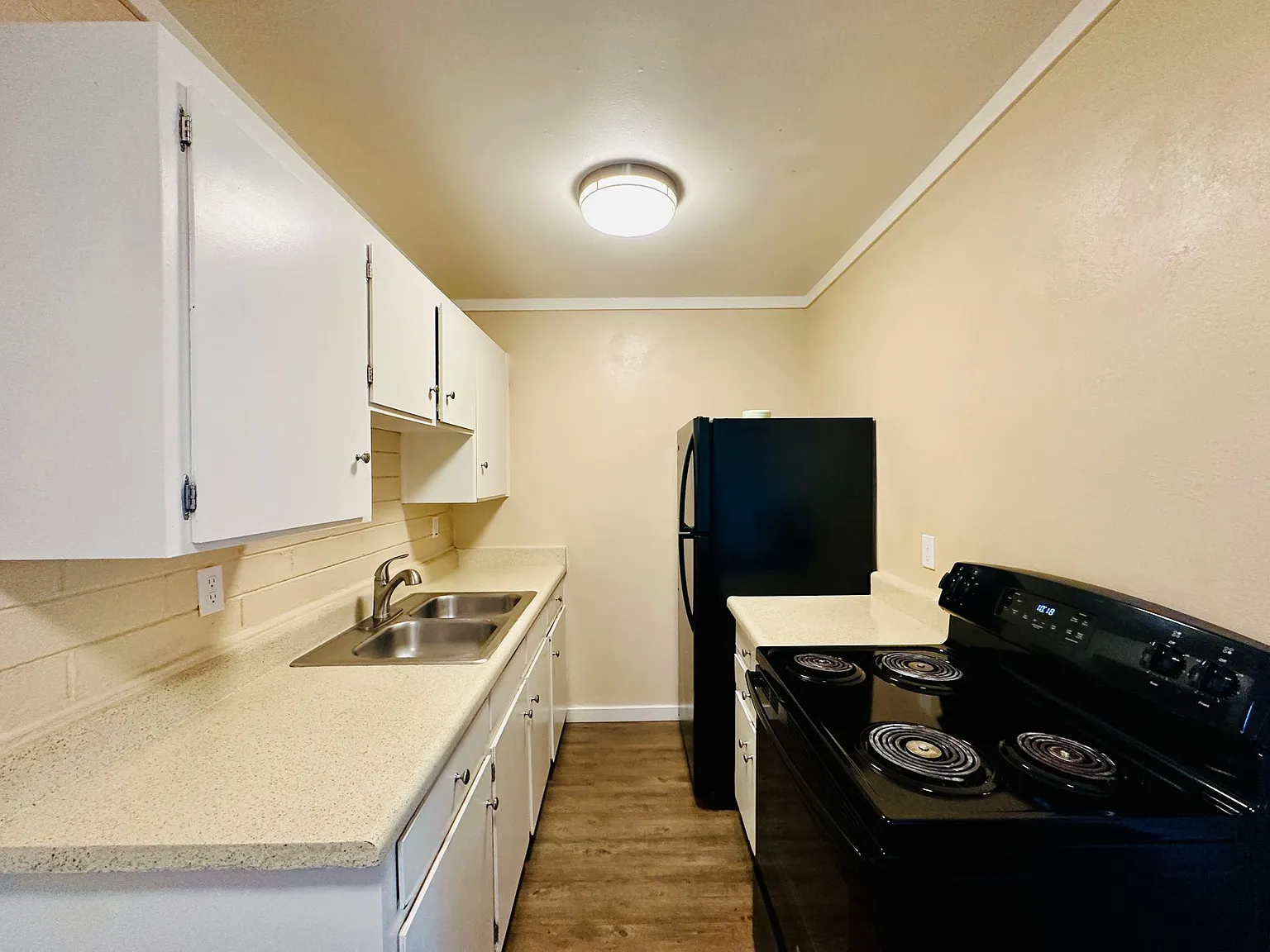 Bel Air Apartments — Photo 4